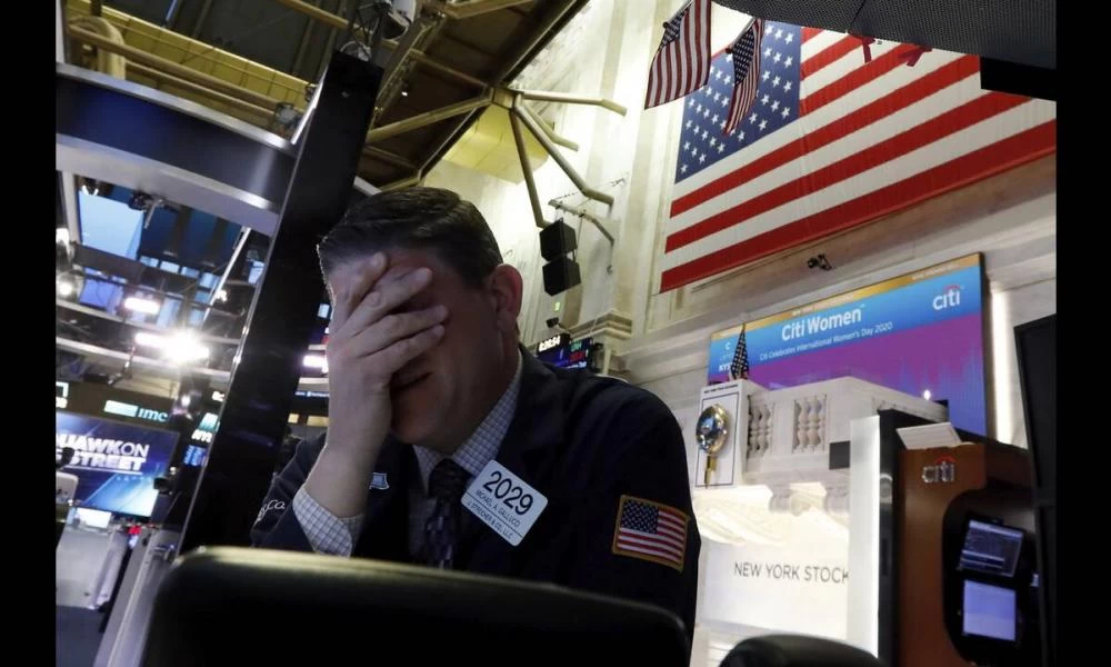Σε "ελεύθερη πτώση" η Wall Street - Απώλειες στην σκιά της ασθένειας Τραμπ